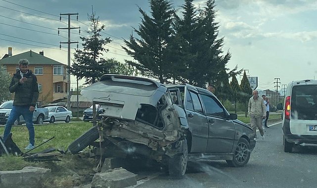 Işıklı kavşakta otomobiller çarpıştı: 1 yaralı