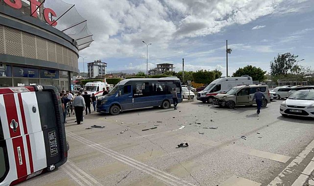 İskenderun'da araçla çarpışan ambulans devrildi: 2 yaralı