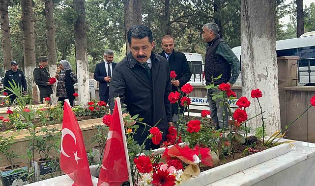 İskenderun'da Ramazan Bayramı öncesi şehit mezarlarına karanfil bırakldı