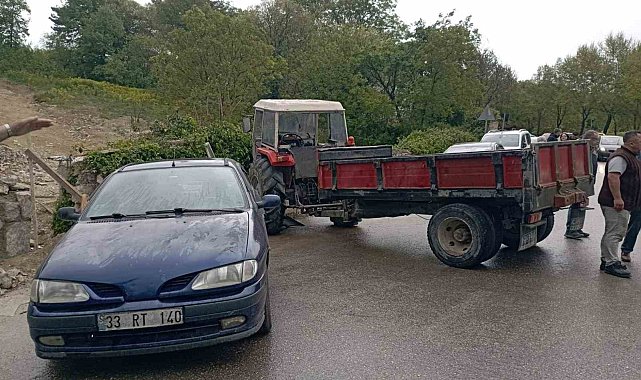 Islak yolda kayan traktör otomobile ardından duvara çarptı