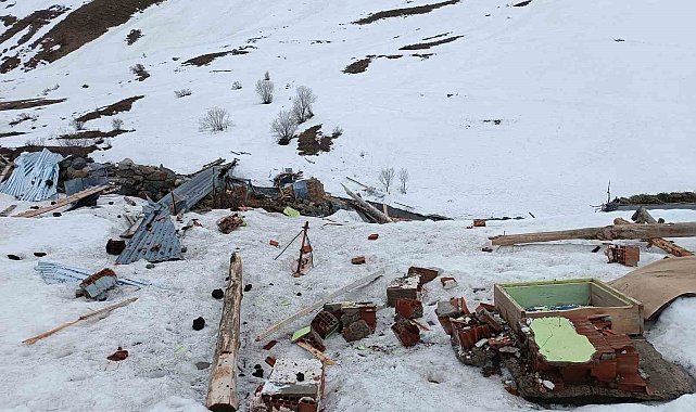 İspir'de çığ yayla evlerini yerle bir etti