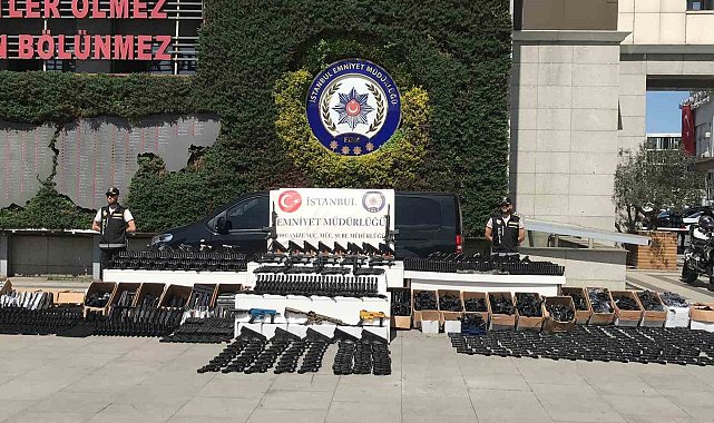 İstanbul merkezli 11 ilde düzenlenen operasyonda ele geçirilen silahlar emniyette sergilendi
