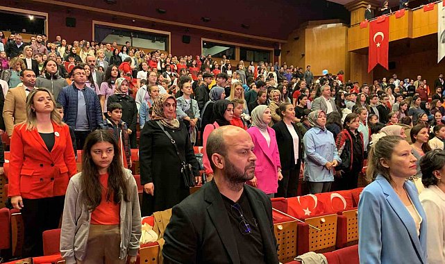 İstanbul'da 23 Nisan nedeniyle düzenlenen yarışmada dereceye girenler ödüllerine kavuştu