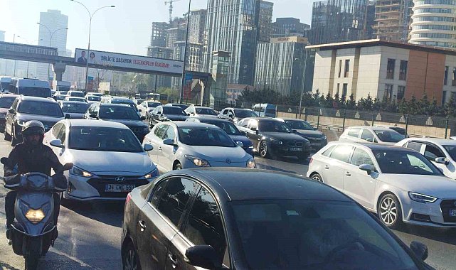 İstanbul'da bayram dönüşü haftanın ilk gününde trafik yüzde 60'lara ulaştı