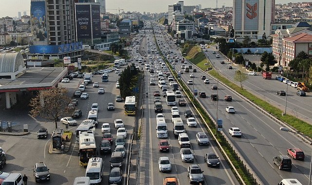 İstanbul'da bayram yoğunluğu: Trafikte uzun kuyruklar oluştu