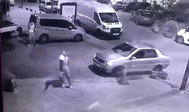 İstanbul'da emlakçıya silahlı saldırı kamerada: Kaldırımdaki genç neye uğradığını şaşırdı