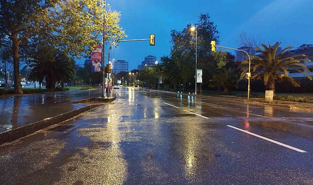 İstanbul'da sabah saatlerinde sağanak yağış etkili oldu