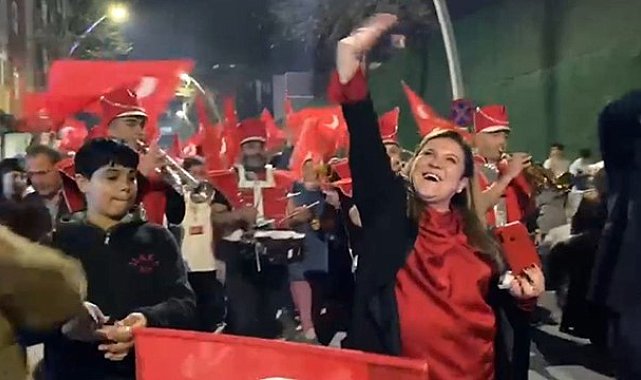 İstanbul'da seçimi kazanan kadın muhtara bando eşliğinde kutlama