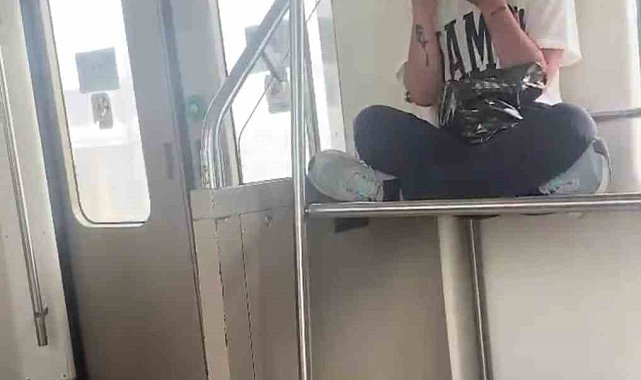 İZBAN'da uyuşturucu kullanan genç kız kamerada