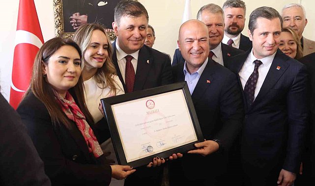 İzmir Büyükşehir'de devir teslim töreni: Cemil Tugay görevi devraldı