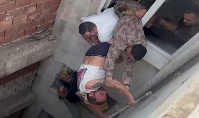 İzmir'de eşini ve çocuklarını rehin alan firari, böyle kurtarıldı
