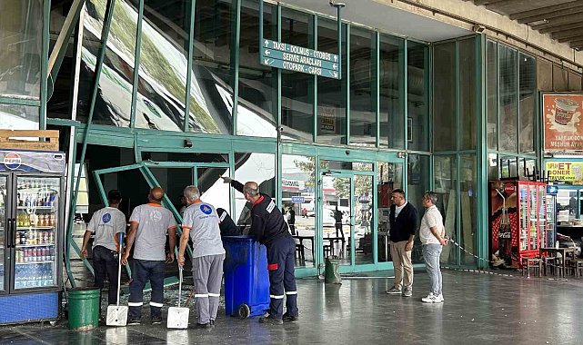 İzmir'de freni boşalan otobüs yolcu bekleme alanına çarparak durabildi