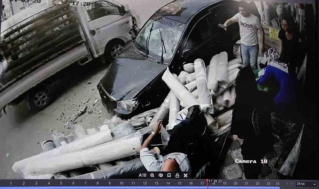 İzmir'de otomobilin iş yeri çalışanları ile müşterilerin arasına daldığı anlar kamerada