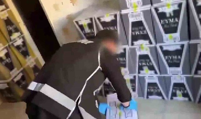 İzmir&#039;de piyasa değeri 15 milyon liranın üzerinde kaçak ürün ele geçirildi