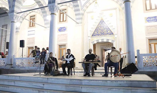 İzmir'de teravih sonrası tasavvuf musikisi keyfi