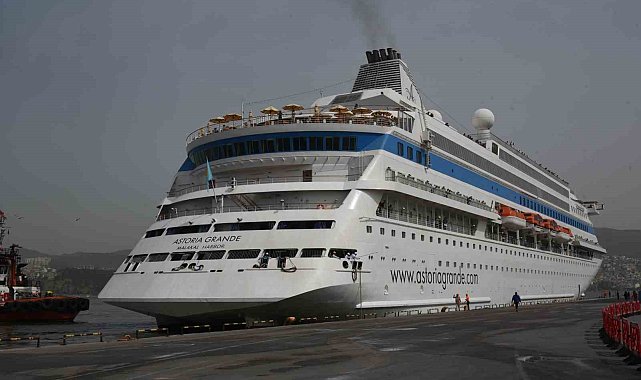 İzmir'e sezonun ilk kruvaziyeri geldi
