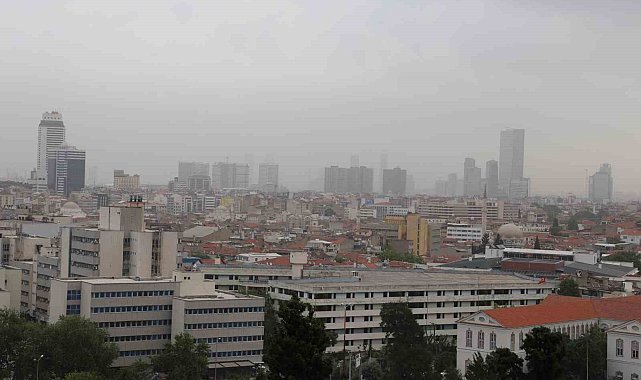 İzmir'e sis değil, çöl tozu bulutu çöktü: Göz gözü görmedi