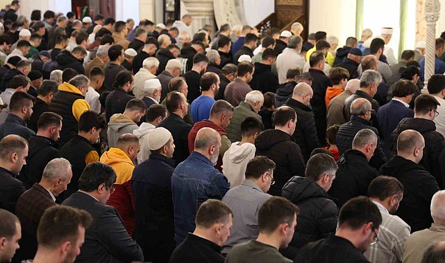 İzmirliler bayram namazında tarihi Hisar Camii'ne akın etti