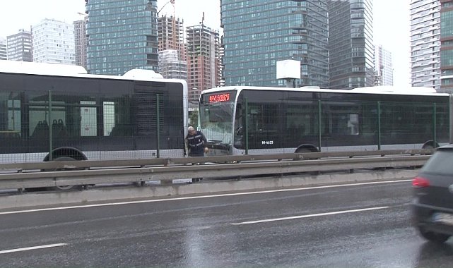 Kadıköy Fikirtepe'de 2 metrobüs kaza yaptı