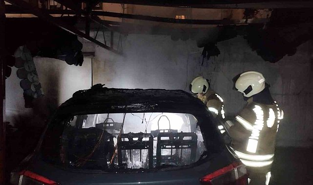Kadıköy'de bir apartmanın otoparkında bulunan araç alev topuna döndü