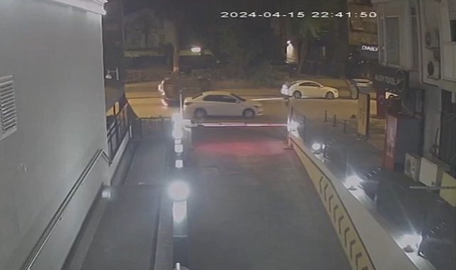 Kadıköy'de direksiyon hakimiyetini kaybeden sürücü park halindeki araca çarptı: 1 yaralı