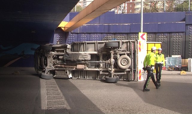 Kadıköy'de üst geçide çarpan kamyonet devrildi