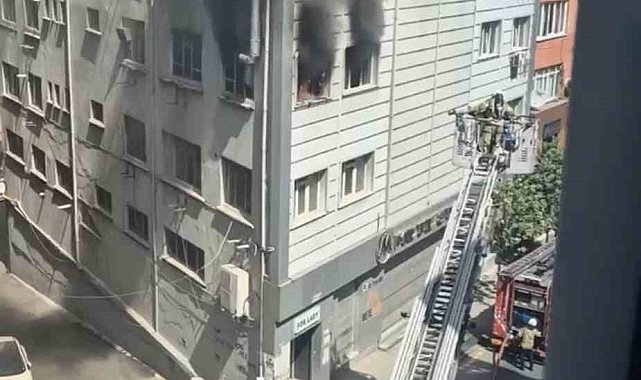 Kağıthane'de korkutan iş yeri yangını: Tekstil makineleri alev aldı