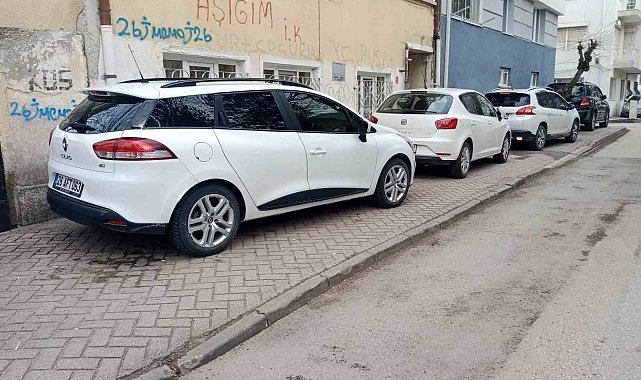 Kaldırıma park edilen araçlardan yayalara yer kalmadı