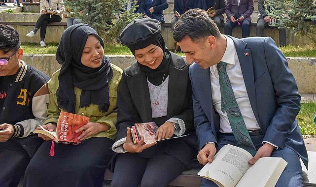 Kampüste kitap okuma etkinliğine öğrencilerden yoğun katılım