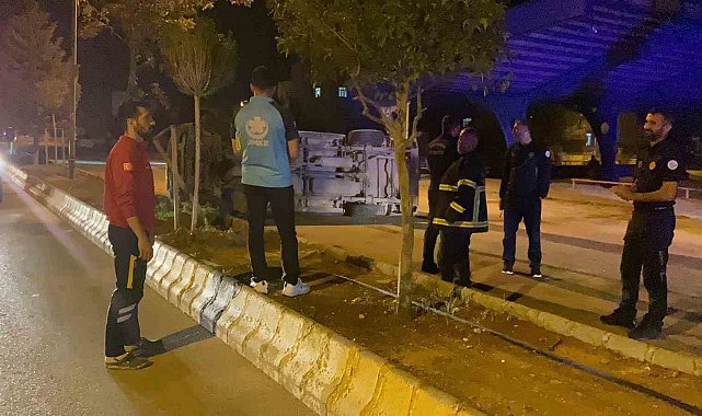 Kamyonet refüje çarpıp karşı şeride geçti