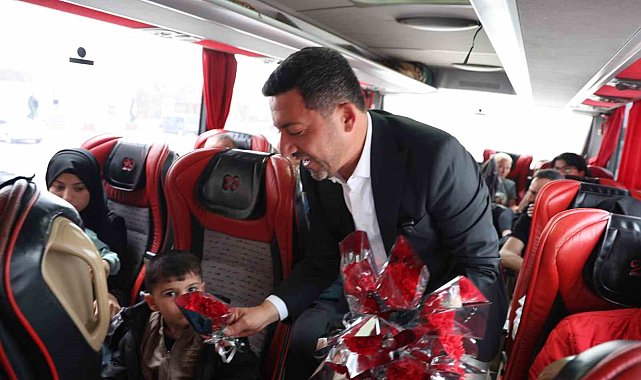 Kapadokya'ya gelenler karanfillerle karşılandı