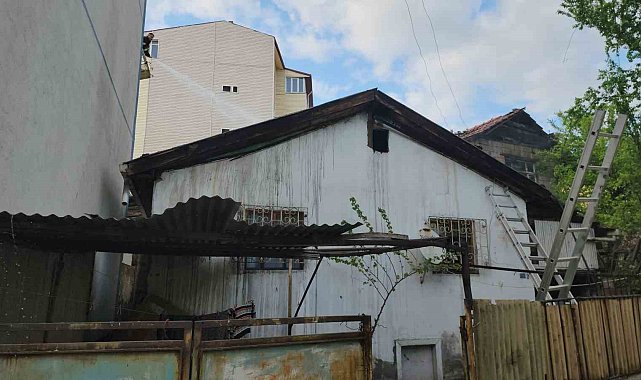 Karabük'te çıkan yangında 2 ev zarar gördü
