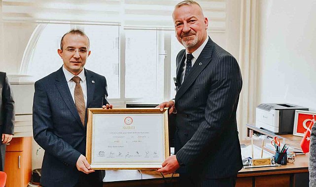Karacabey Belediye Başkanı Fatih Karabatı mazbatasını aldı