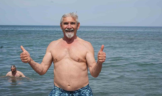 Karadeniz Akdeniz'i aratmadı: 30 dereceyi bulan sıcakta denize girerek serinlediler