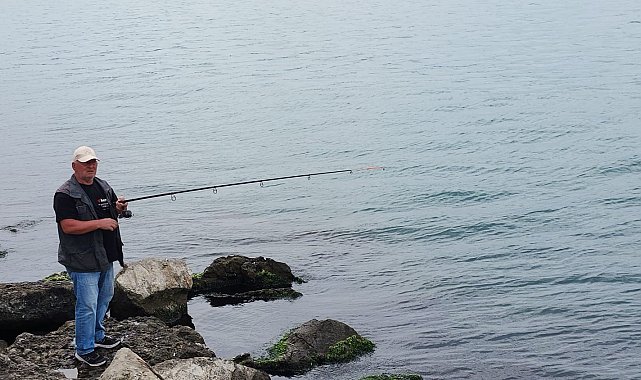 Karadeniz Ereğli'de olta balıkçılarının balık mesaisi