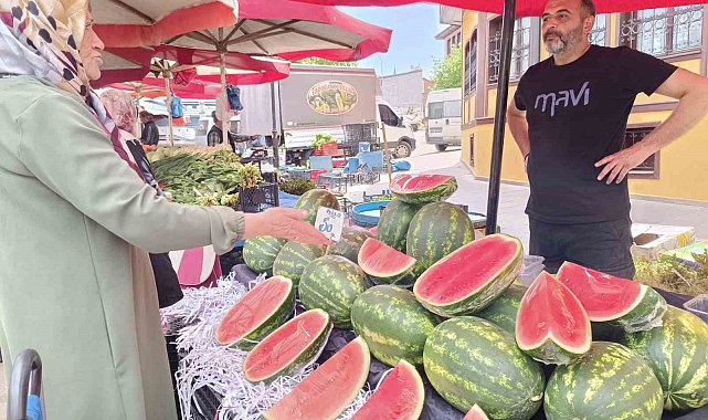 Karpuz dilimlerle pazar tezgâhlarını süslüyor