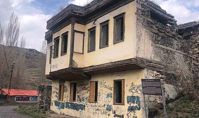 Kars'ta tarihi paşa konağı yıkılıyor