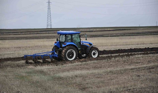 Kars'ta tarlalar sürülüyor