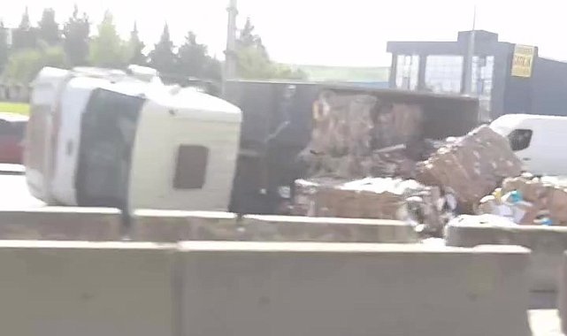 Karton yüklü tır devrildi: 1 yaralı