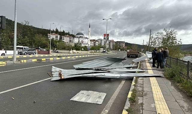 Kastamonu'da fırtına etkili oldu: Binaların çatıları uçtu