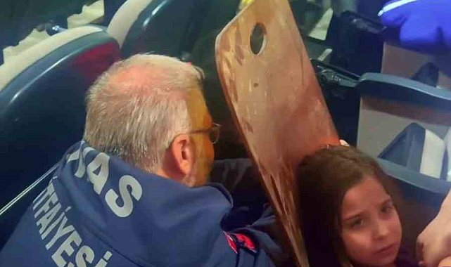 Katlanır koltuk arasına sıkışan çocuğu itfaiye ekipleri böyle kurtardı