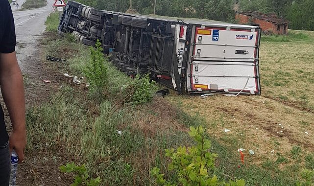 Kayganlaşan yoldan çıkan tır kanala devrildi