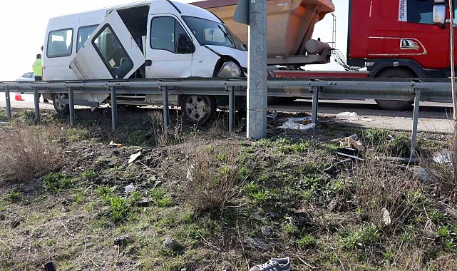 Kayseri'de kamyonet işçi servisine çarptı: 1'i ağır 10 yaralı