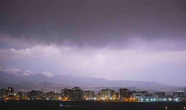 Kayseri&#039;de şimşekler geceyi aydınlattı