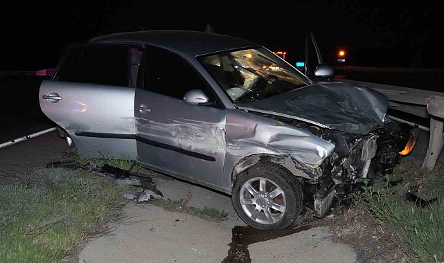 Kaza yapan araçtakilere yardım etmek isterken canından oldu