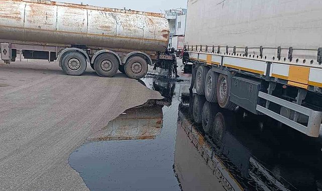 Kazaya karışan tankerin deposu delindi, binlerce litre yağ oluk oluk yollara aktı