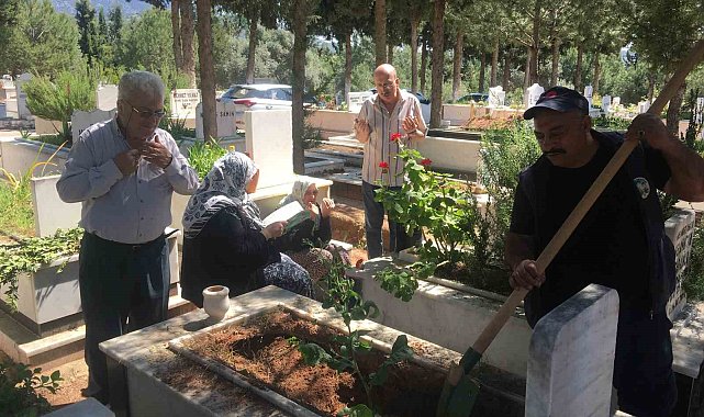 Kemer Mezarlığı'nda bayram yoğunluğu