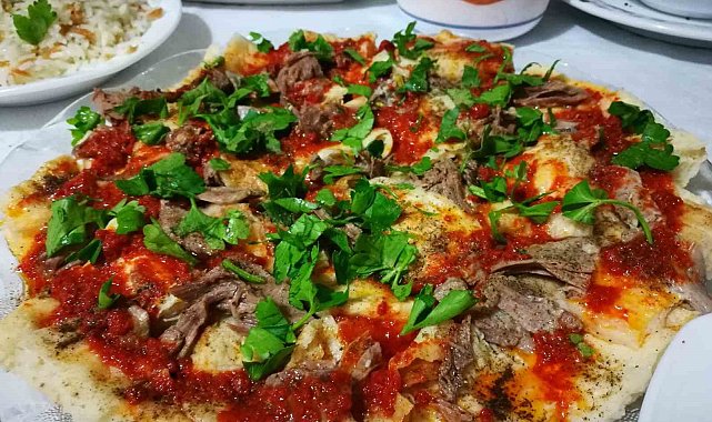 Kırkağaç'ın "Çakal Pideli Paça" yemeği tescil belgesini aldı