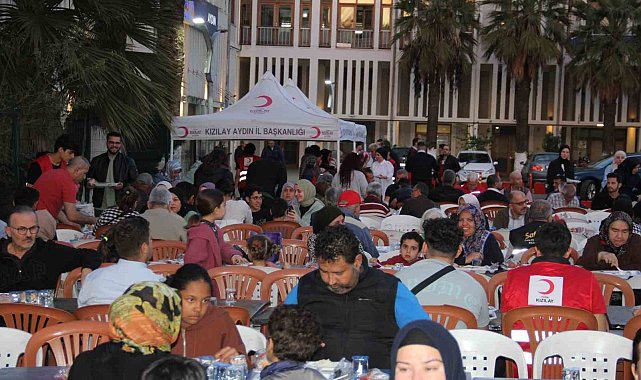Kızılay Aydın'da iftar yemeği verdi