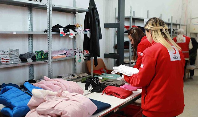 Kızılay'ın iyilik ordusu bayramlıklarla yüzleri güldürüyor